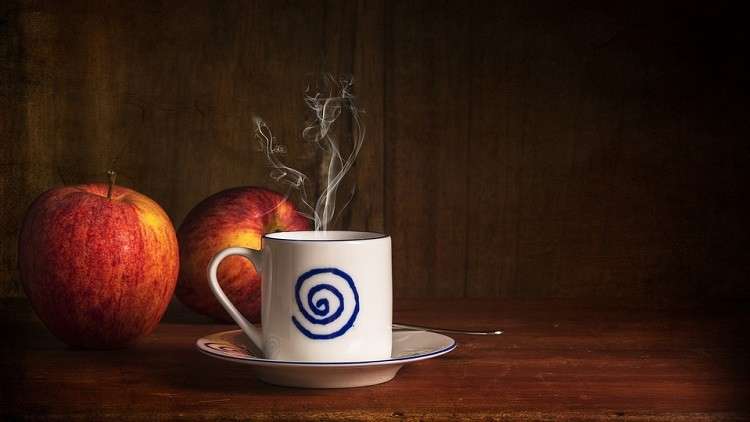 تفاحة تغنيك عن قهوة الصباح!