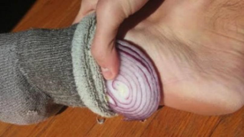 هذا ما يحدث عند وضع البصل على الجلد أو في الجوارب