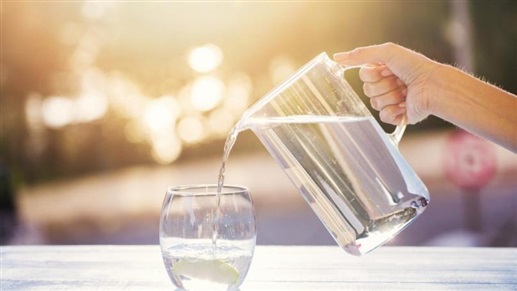 لهذه الأسباب... إبدأ يومك بكوب ماء