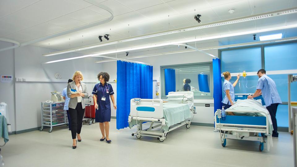 تهديد من قلب المستشفيات.. ستائر الغرف خطر داهم