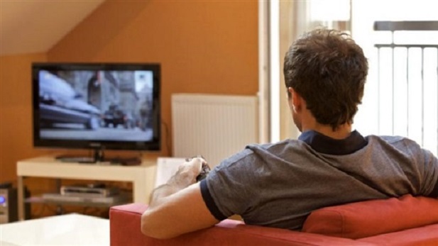 الجلوس أمام التلفاز أكثر ضرراً من الجلوس في العمل!