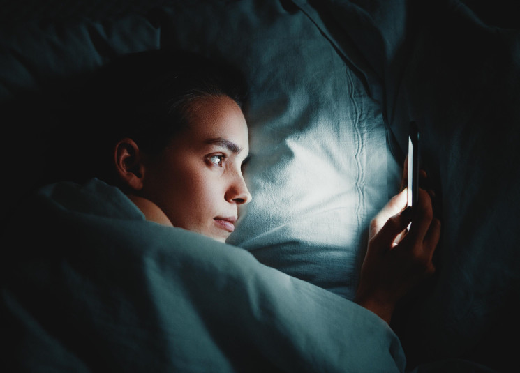 أضرار الضوء المنبعث من شاشات الأجهزة