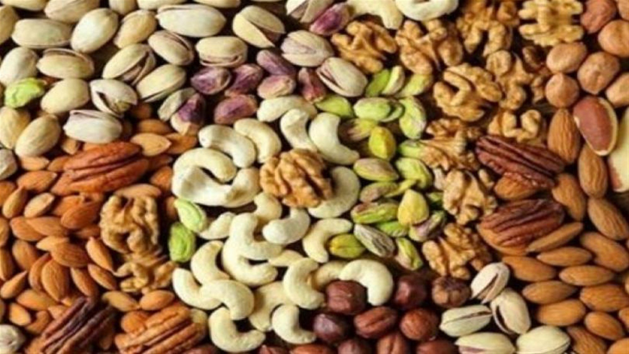 تناول المكسّرات صباحاً يكبح الوزن ويزيد الفيتامينات في الجسم