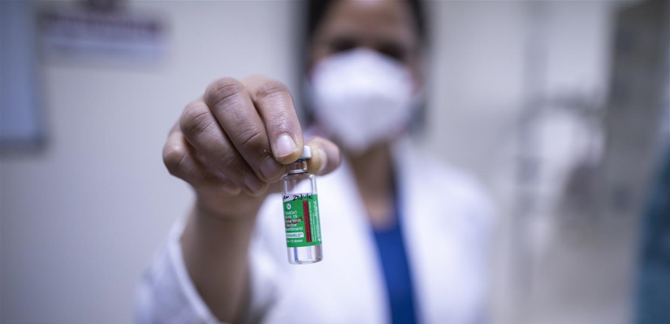 حقائق مهمة.. هل يُخلط لقاح كورونا بالماء في لبنان؟