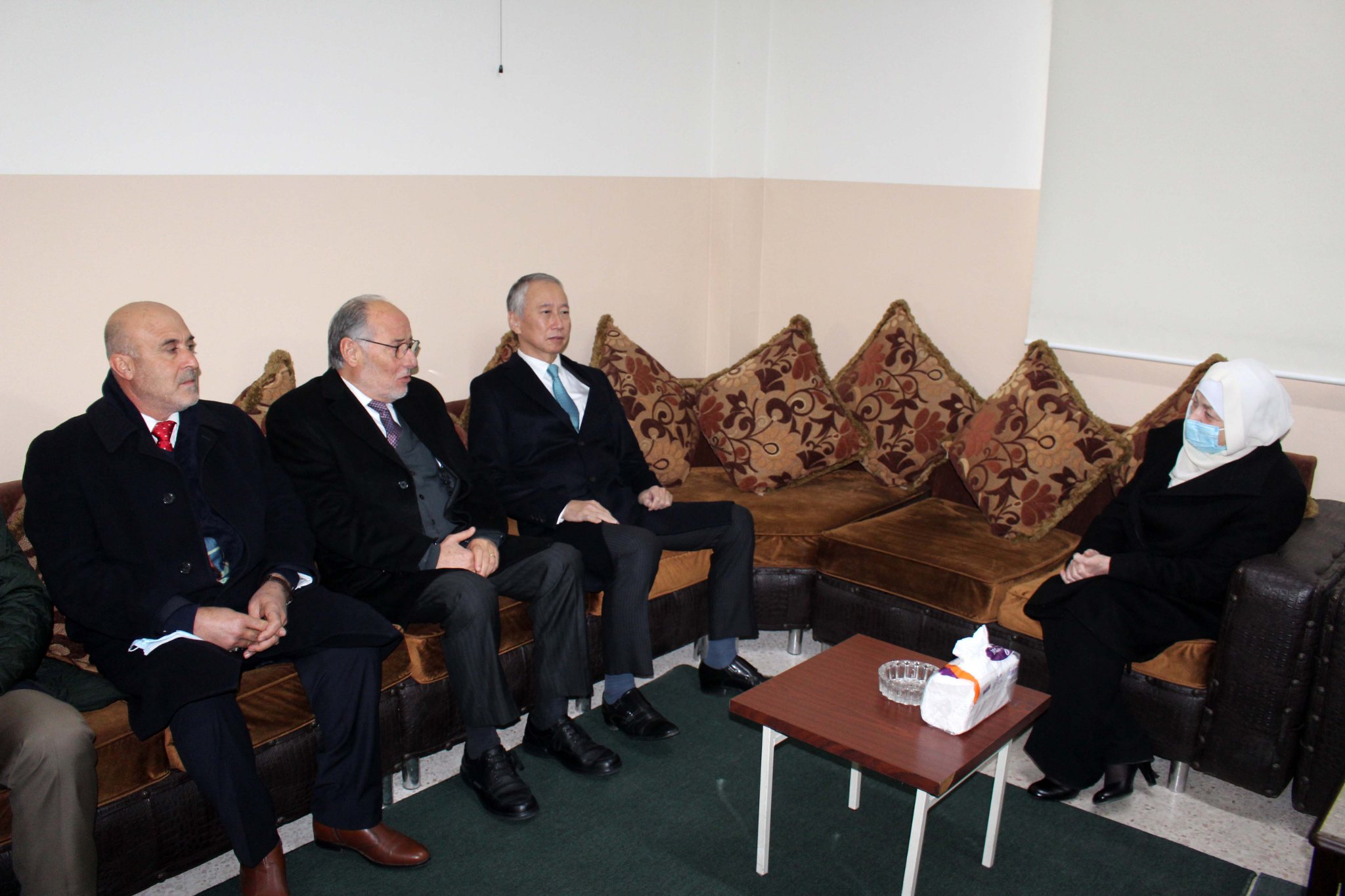 الوزير الحلبي وأوكوبو دشنا بمشاركة الحريري مشروع تجهيز مدرسة الإصلاح الثانية في صيدا بنظام الطاقة الشمسية بتمويل من الحكومة اليابانية