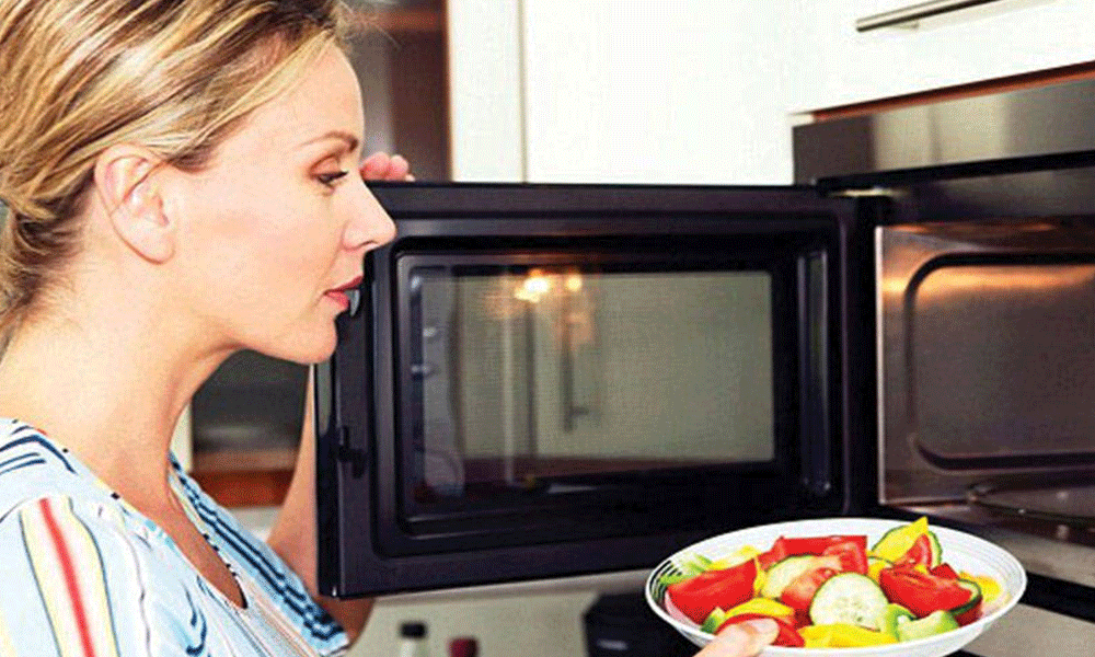 الوقوف أمام جهاز الميكروويف خطير وإليك الحل!