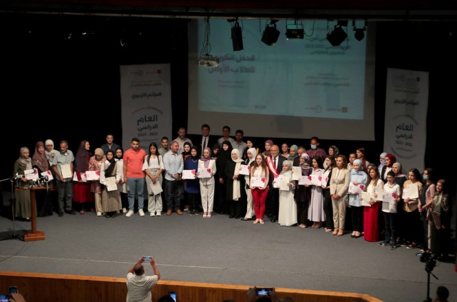 بالصور والفيديو : وزير التربية رعى الحفل التكريمي الذي اقامته مؤسسة الحريري لـ'أوائل الجنوب والنبطية في الشهادات الرسمية'