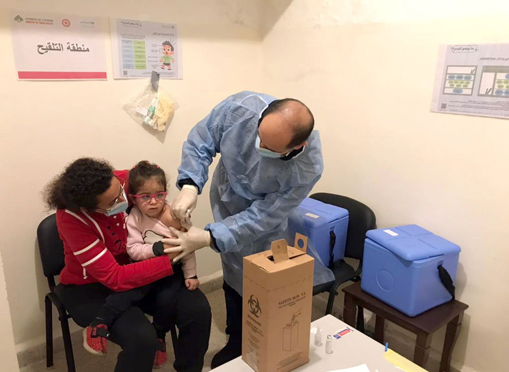 "وزارة الصحة" تطلق حملة التلقيح الروتيني للأطفال في مركز مؤسسة الحريري في تعمير عين الحلوة