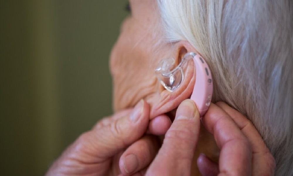 أجهزة السمع تقلّل احتمالية الإصابة بالخرف بنسبة 50%