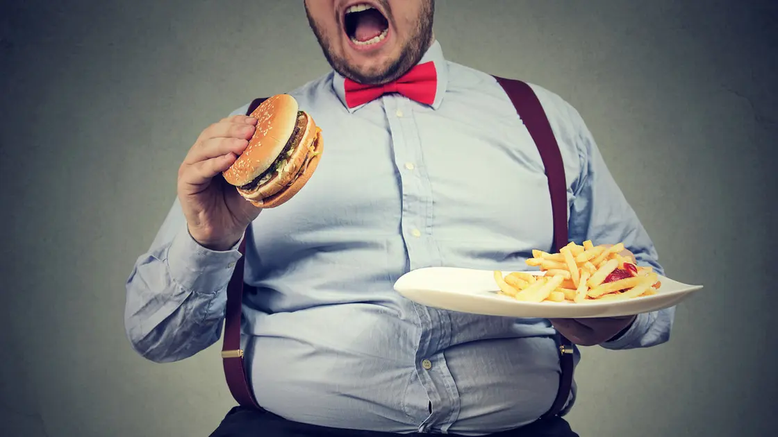 تحذير صحي خطير للذين يتوقون إلى وجبة دسمة عند التوتر!