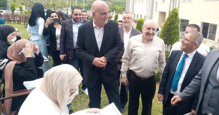 خريس خلال مسابقة أدبية في جامعة المدينة - فرع  صور: تنظيمها دليل الصمود وإرادة التحدي بوجه العدوانية الإسرائيلية