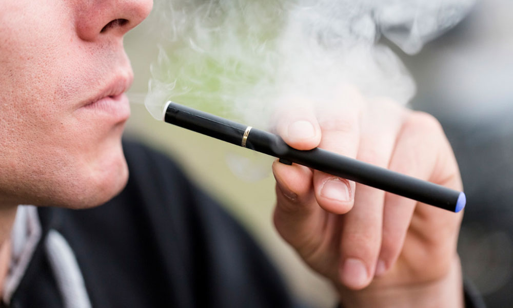 خشية من أمراض جديدة نتيجة السيجارة الإلكترونية