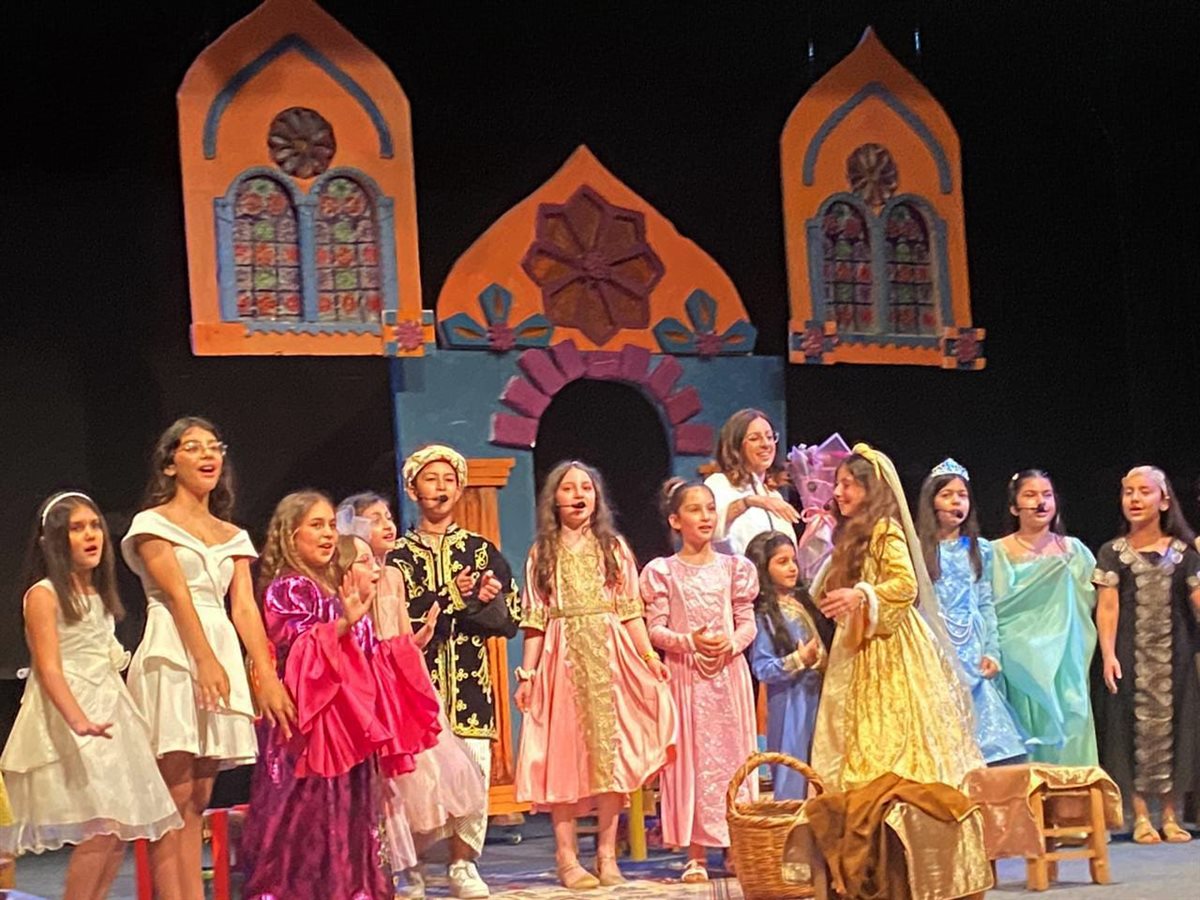 نادي الدراما في 'ثانوية رفيق الحريري' قدم مسرحية 'بنت الجبل' تكريماً لذكرى الفنانة الراحلة سلوى القطريب بحضور ابنتها الفنانة الين لحود