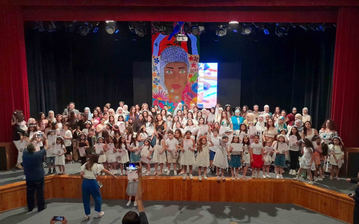 معرض 'أنتِ سلام' لـ 'Maison D&rsquo;Art' في ثانوية رفيق الحريري 100 طفل يسكبون إبداعهم في حب فلسطين بلوحة واحدة !