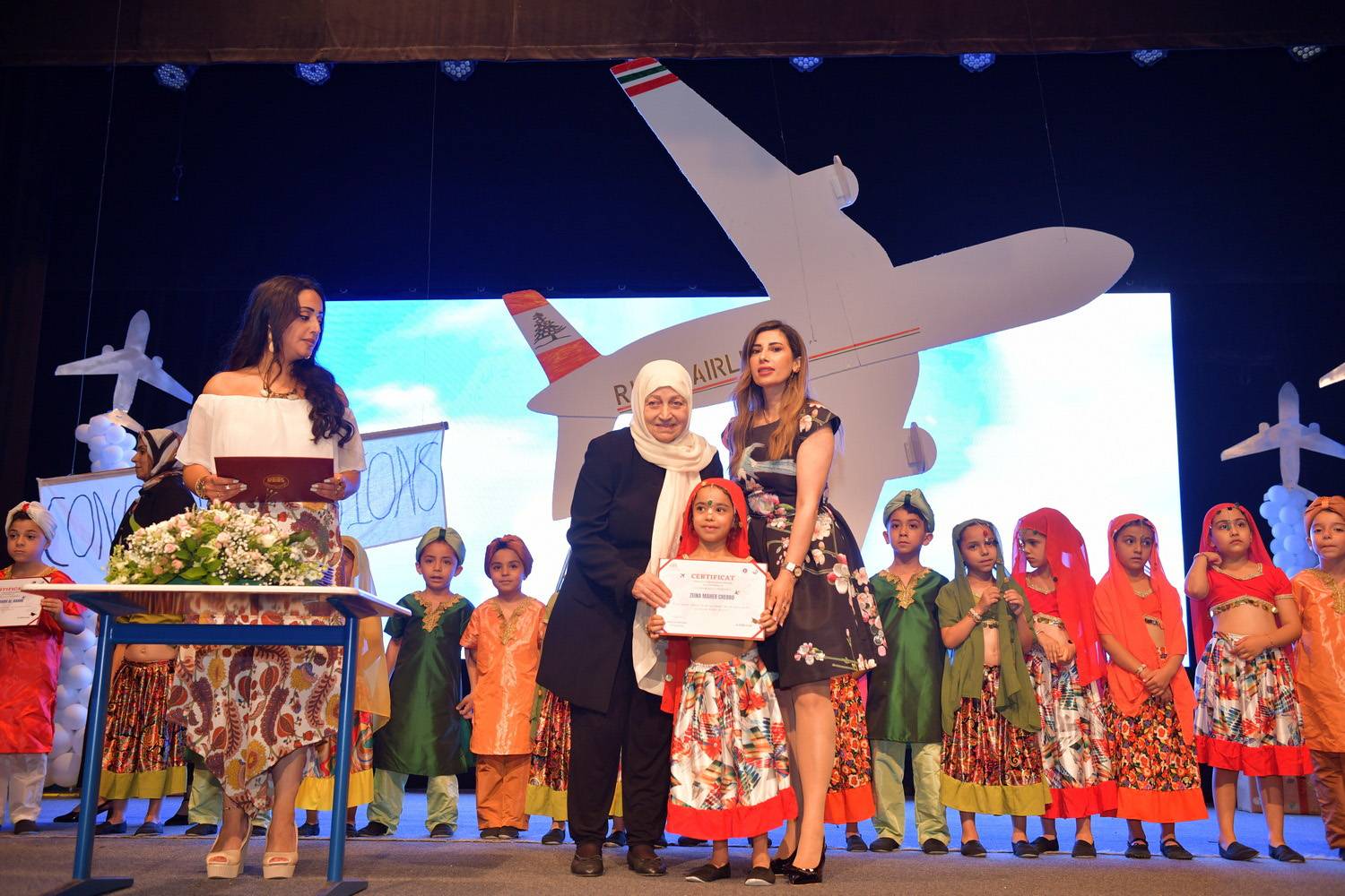 أطفال "الروضات الثالثة" في ثانوية رفيق الحريري حلّقوا في يوم تخرجهم برحلة حول العالم.. بتراثه !