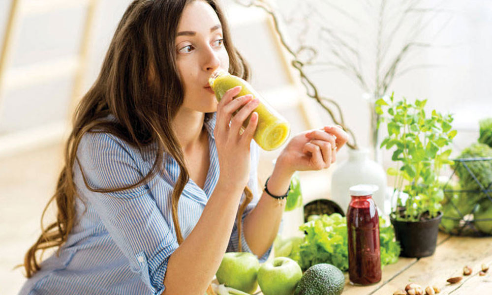 مشروبات يمكنها إذابة الدهون المتراكمة بالجسم