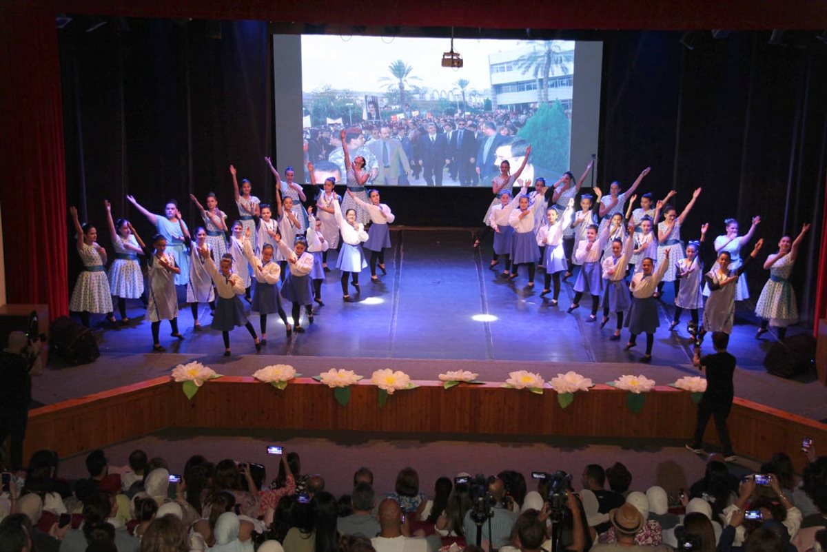 'ويبقى لبنان' عرض مسرحي استعراضي لناديي الدراما والرقص في ثانوية رفيق الحريري يجسد تعلق اللبناني بوطنه مهما قست عليه الحروب والأزمات