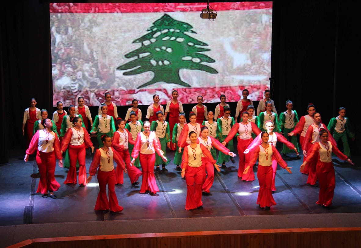 'ويبقى لبنان' عرض مسرحي استعراضي لناديي الدراما والرقص في ثانوية رفيق الحريري يجسد تعلق اللبناني بوطنه مهما قست عليه الحروب والأزمات