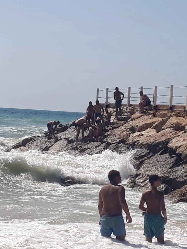 التيار البحري يسحب عدداً من روّاد الشاطئ