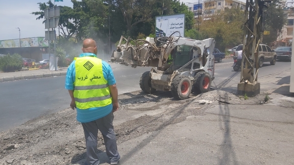 بلدية صيدا تطلق حملة تزفيت الحفر في شوارع وأحياء المدينة بهبة كريمة من عضو المجلس البلدي السيد عامر عفيف معطي