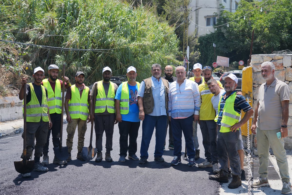 عامر معطي أثناء تزفيت طريق سيروب - النبعة: سنقدم كل ما نستطيع لخدمة اهلنا في صيدا والجوار