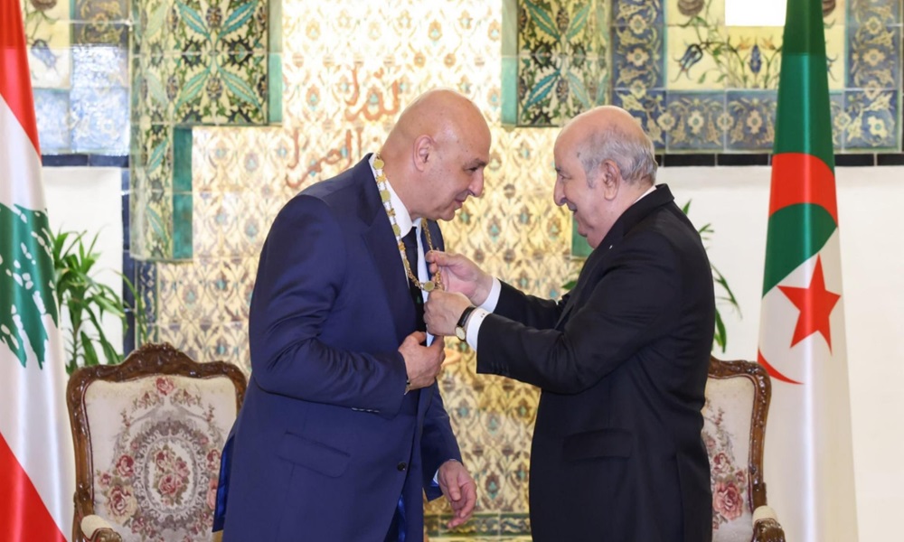 تبون يقلّد عون أرفع وسام في الدولة الجزائرية