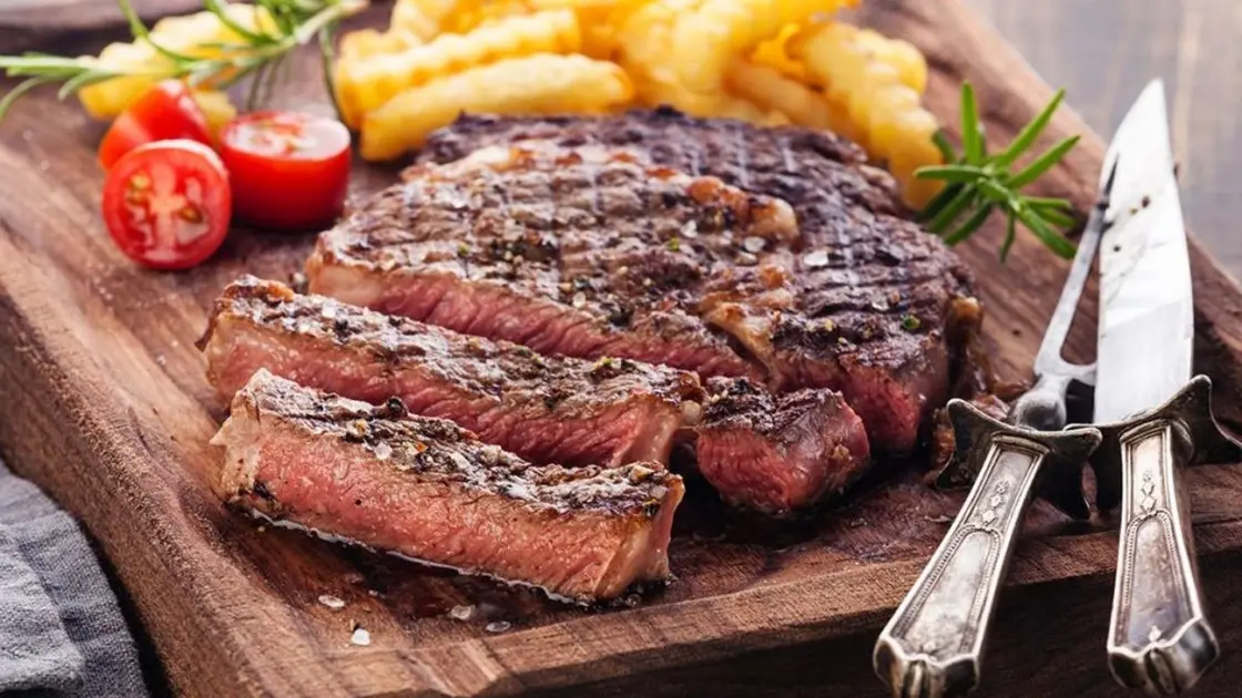 الإفراط في اللحوم الحمراء يهدد قلبك بصمت!