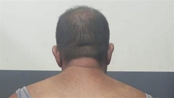 يتحرّش بالقاصرين.. ويصوّر جريمته!