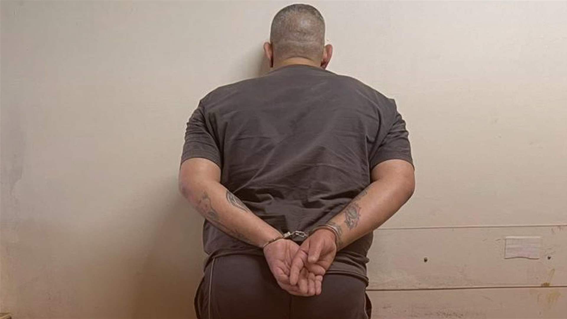 مروّج عملات مزورة في قبضة القوى الأمنية.. وضبط 10 آلاف دولار مزيّفة