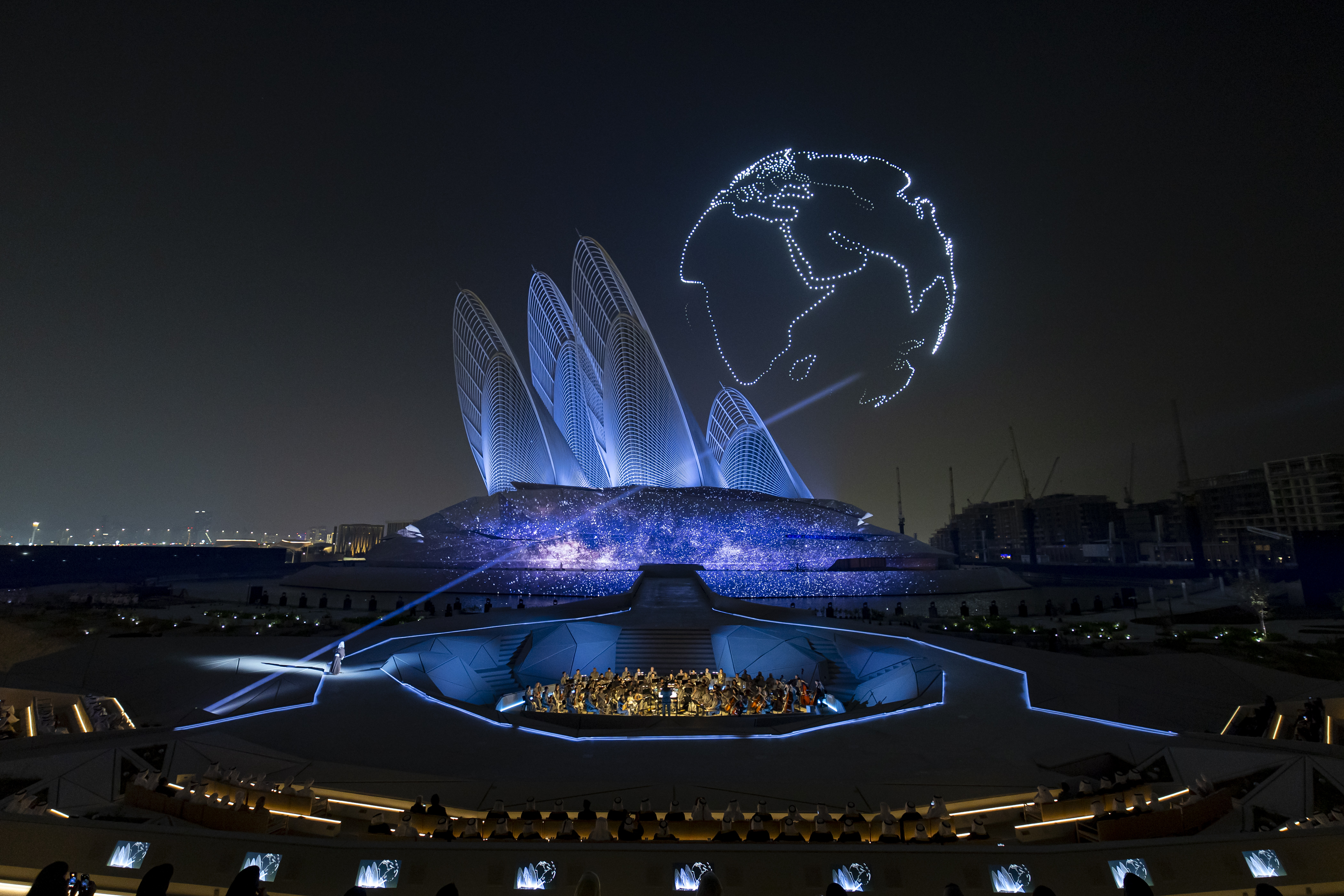 بالفيديو والصور : رئيس الدولة وحكام الإمارات والشيوخ يشهدون الاحتفال الرسمي بعيد الاتحاد الـ 54 الذي أقيم في متحف زايد الوطني