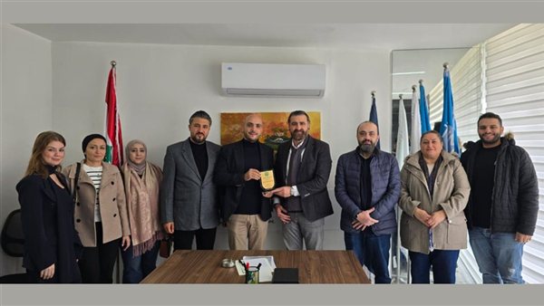 لجنة الأهل في مدرسة الفنون الإنجيلية تكرم الصيدلي عمر مرجان