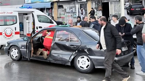 إصابتان نتيجة حادث تصادم بين سيارتين على طريق حارة صيدا