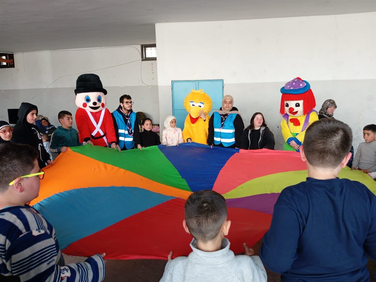 'بصمة فرح' من كشافة لبنان المستقبل - مفوضية الجنوب لأطفال العائلات النازحة في مركز متوسطة القناية الرسمية