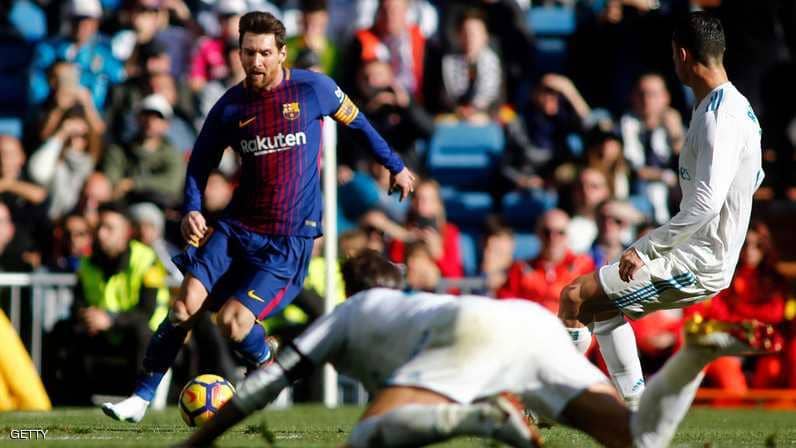 بالصور.. ميسي يحطم دفاع ريال مدريد "دون حذاء"