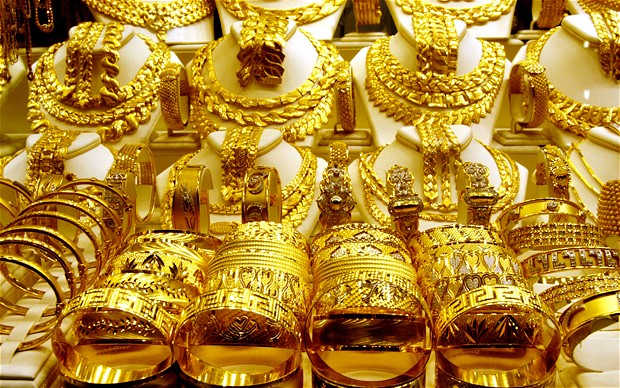 الذهب يهبط مع صعود الدولار