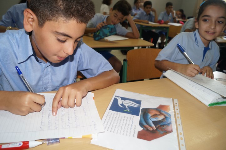 في يومه العالمي .. تلامذة البهاء شكّلوا كلمة السلام بقاماتهم !