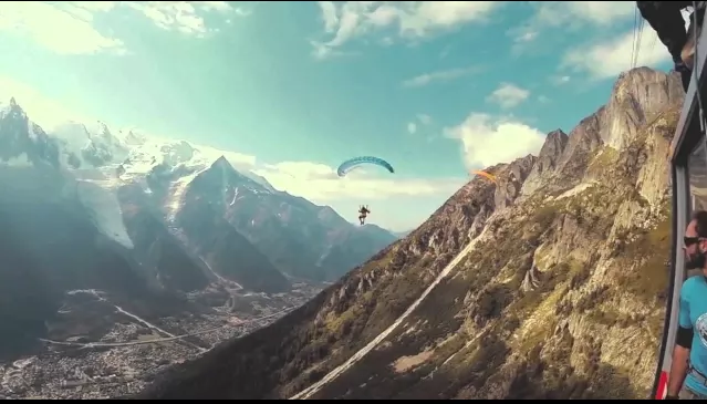 بالفيديو.. مغامر يقفز من أعلى جبل ويهبط داخل عربة تلفريك