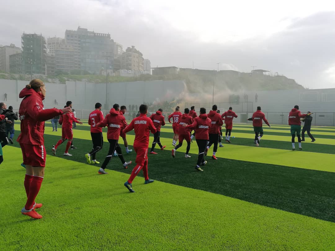 منتخب لبنان لكرة القدم تمرن امام مشجعيه ويسافر الليلة الى الامارات للمشاركة في كأس آسيا