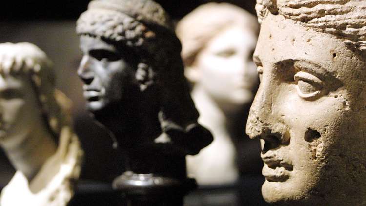 مصر قاب قوسين من العثور على قبر كليوباترا