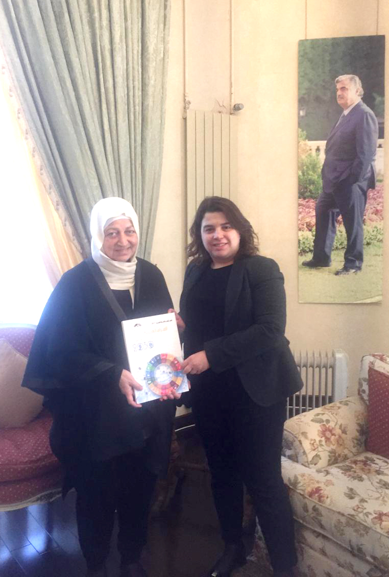 النائب بهية الحريري تسملت من الباحثة حياة الحريري كتاب المرأة العربية وخطة التنمية 2030 في الإعلام المحلي