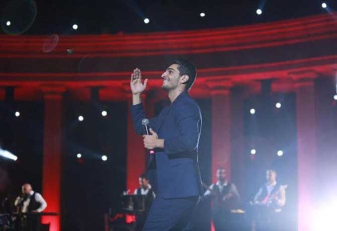 محمد عساف يتألق في حفل حاشد في مدينة روابي الفلسطينية