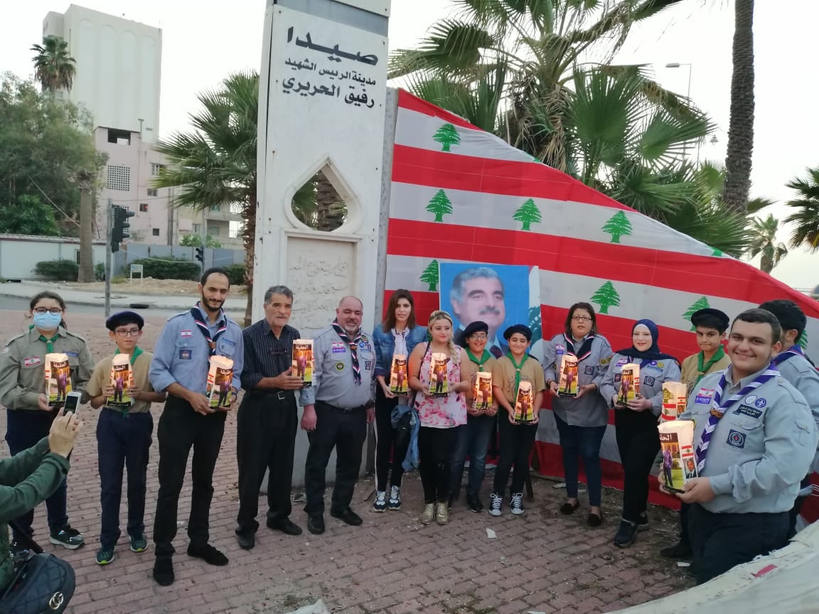 تحية مضيئة بالشموع من "كشافة لبنان المستقبل &ndash; مفوضية الجنوب" للرئيس الشهيد رفيق الحريري في ذكرى ميلاده الـ 77 من مدينته صيدا