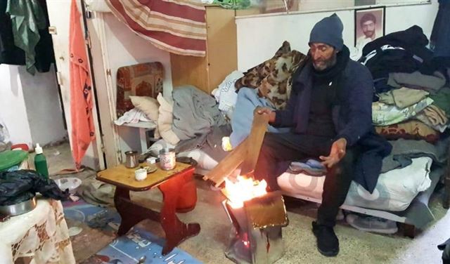 فقراء صيدا يئنّون من ويلات العاصفة والأزمات المعيشية .. أحدهم قاوم النش في منزله بالدلو والطنجرة والصحن