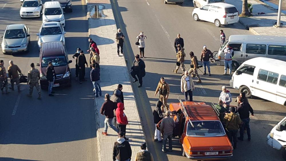 يعيشون أدنى مستويات الحياة المعيشية والاجتماعية .. إعتصام خجول للسائقين العموميين في صيدا وتسجيل خرق