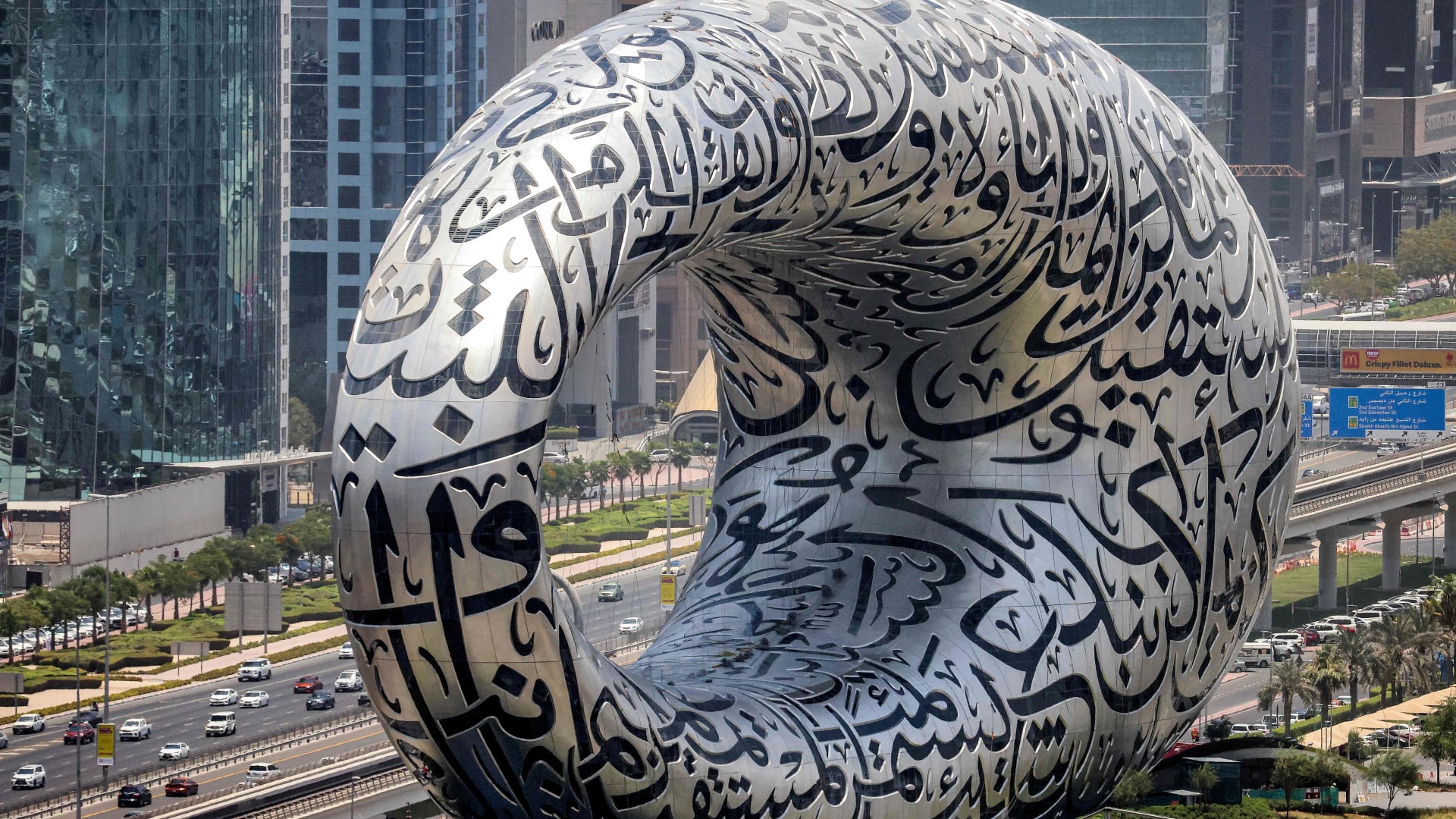محمد بن راشد يفتتح متحف "المستقبل" في دبي