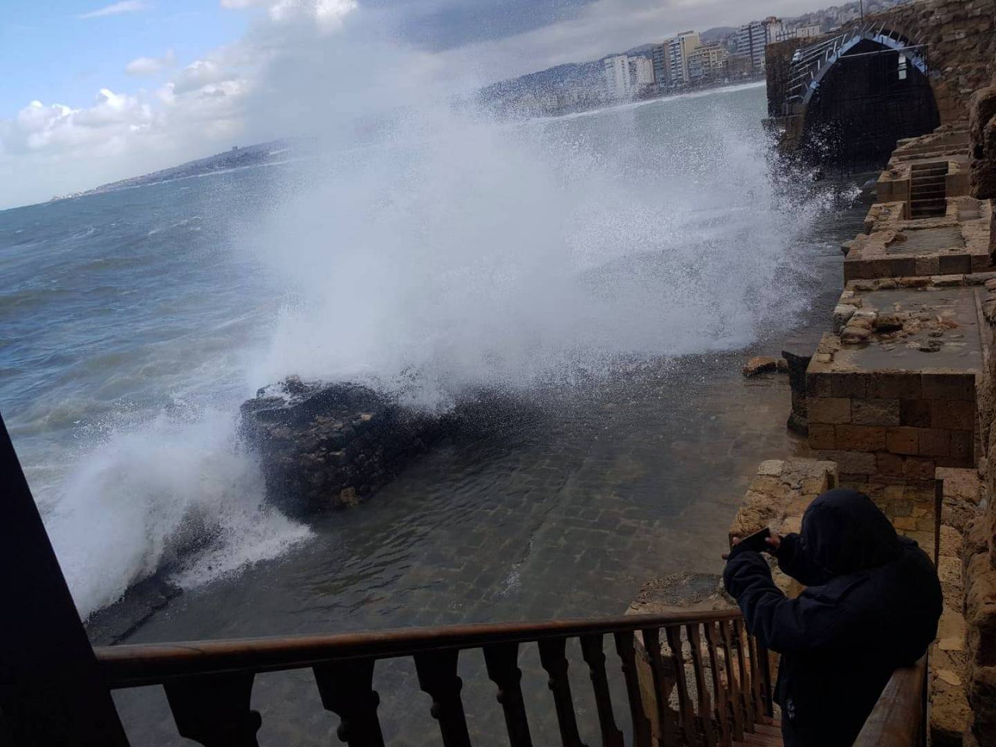 العاصفة تجتاح أسوار قلعة صيدا البحرية.. وتحمل رمول الشاطىء الى الكورنيش والبولفار!