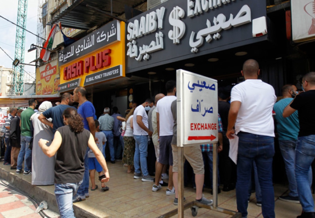 "بورصة وهمية": هروب "المراهنين" يكشف المستور في تداولات الدولار
