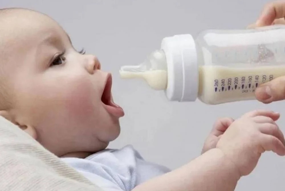 كلفة إرضاع طفل واحد باتت مليوني ليرة شهرياً .. ماء وسكّر لأطفال الفقراء بعد إلغاء دعم الحليب