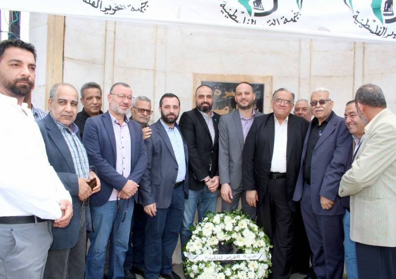 بالصور : "جبهة التحرير الفلسطينية" أحيت يومها الوطني بوضع إكليل زهر على نصب الشهداء في صيدا