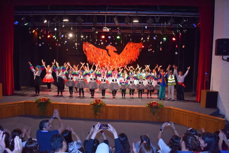 "طائر الفينيق" ينبض إيقاعاً ولوحات تعبيرية بالحفل السنوي لنادي الرقص في ثانوية رفيق الحريري